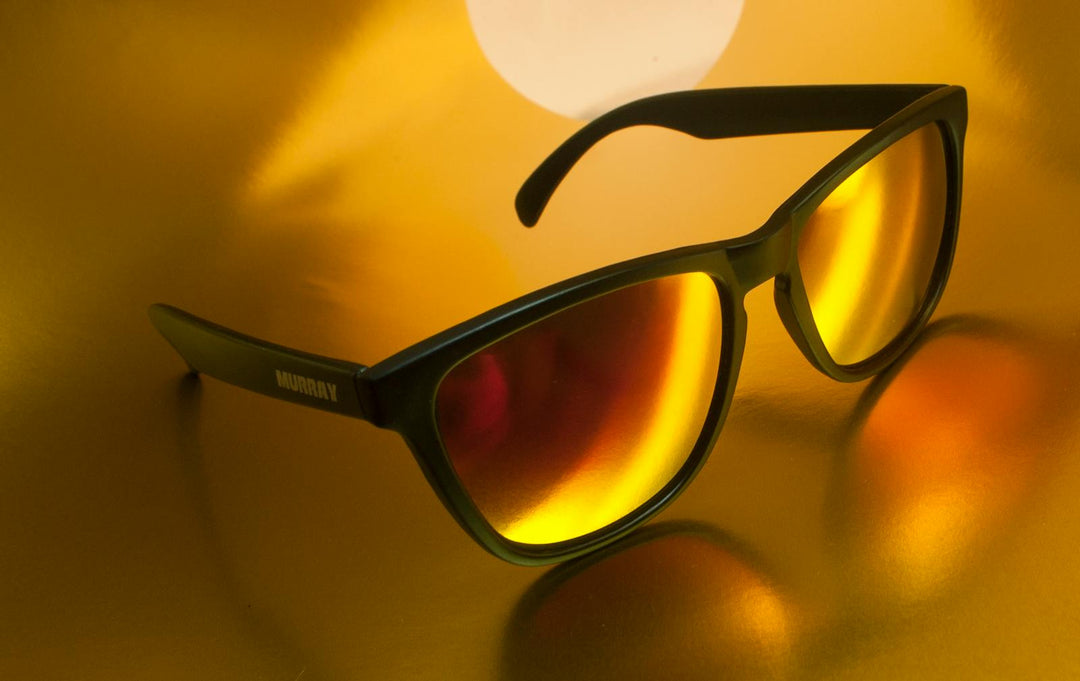 Sunglasses with mirror-coated reflective lenses